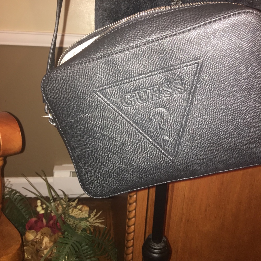 Guess Cross Body Shoulder Bag.😍